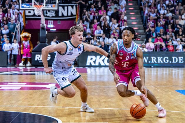 Jalen Finch Telekom Baskets Bonn, 00 vs Steven Ashworth VET CONCEPT Gladiators Trier, 01 Telekom Baskets Bonn vs VET CONCEPT Gladiators Trier, Basketball, easy Credit BBL, 33 Matchday, 2025 2026, 08 05 2026 Telekom Baskets Bonn vs VET CONCEPT Gladiators Trier, Basketball, easy Credit BBL, 33 Matchday, 2025 2026, 08 05 2026 Bonn Copyright: xEibner-Pressefoto GerhardxWingenderx EP_GWR