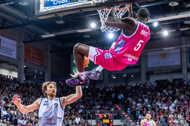 Tylan Birts Telekom Baskets Bonn, 05 haengt am Korb, Marco Hollersbacher VET CONCEPT Gladiators Trier, 09 Telekom Baskets Bonn vs VET CONCEPT Gladiators Trier, Basketball, easy Credit BBL, 33 Matchday, 2025 2026, 08 05 2026 Telekom Baskets Bonn vs VET CONCEPT Gladiators Trier, Basketball, easy Credit BBL, 33 Matchday, 2025 2026, 08 05 2026 Bonn Copyright: xEibner-Pressefoto GerhardxWingenderx EP_GWR