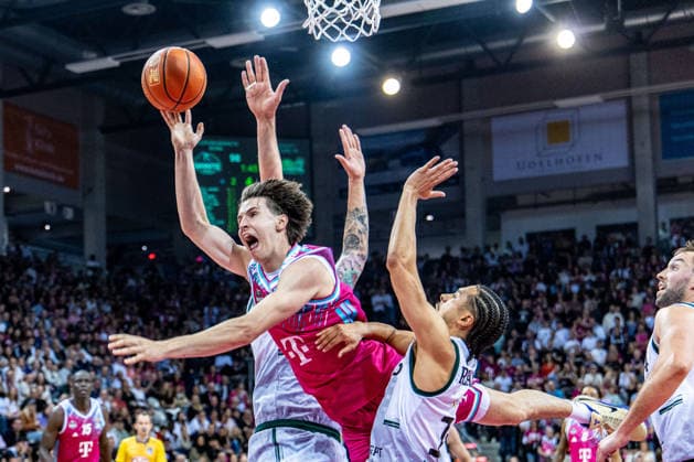 Kenan Reinhart Telekom Baskets Bonn, 08 is fouled by Evans Rapieque VET CONCEPT Gladiators Trier, 21 Telekom Baskets Bonn vs VET CONCEPT Gladiators Trier, Basketball, easy Credit BBL, 33 Matchday, 2025 2026, 08 05 2026 Telekom Baskets Bonn vs VET CONCEPT Gladiators Trier, Basketball, easy Credit BBL, 33 Matchday, 2025 2026, 08 05 2026 Bonn Copyright: xEibner-Pressefoto GerhardxWingenderx EP_GWR