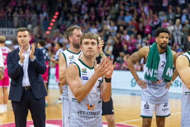 Steven Ashworth VET CONCEPT Gladiators Trier, 01 is disappointed after the defeat against Bonn and thanks the fans who traveled with him Telekom Baskets Bonn vs VET CONCEPT Gladiators Trier, Basketball, easy Credit BBL, 33 Matchday, 2025 2026, 08 05 2026 Telekom Baskets Bonn vs VET CONCEPT Gladiators Trier, Basketball, easy Credit BBL, 33 Matchday, 2025 2026, 08 05 2026 Bonn Copyright: xEibner-Pressefoto GerhardxWingenderx EP_GWR
