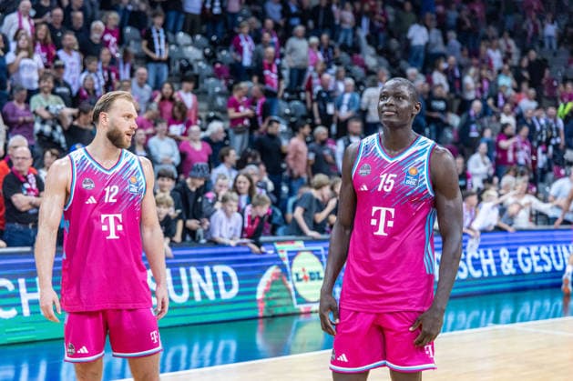 Kur Jongkuch Telekom Baskets Bonn, 15 and Melvin Jostmann Telekom Baskets Bonn, 12 are happy after the win Telekom Baskets Bonn vs VET CONCEPT Gladiators Trier, Basketball, easy Credit BBL, 33 Matchday, 2025 2026, 08 05 2026 Telekom Baskets Bonn vs VET CONCEPT Gladiators Trier, Basketball, easy Credit BBL, 33 Matchday, 2025 2026, 08 05 2026 Bonn Copyright: xEibner-Pressefoto GerhardxWingenderx EP_GWR