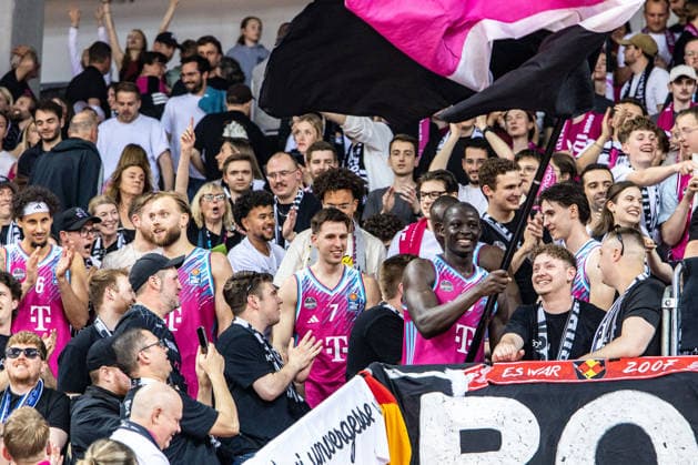 Kur Jongkuch Telekom Baskets Bonn, 15 celebrates with the fans on the tribune and waves the flag, Grayson Murphy Telekom Baskets Bonn, 07 , Melvin Jostmann Telekom Baskets Bonn, 12 , Jonathan Baehre Telekom Baskets Bonn, 01 Telekom Baskets Bonn vs VET CONCEPT Gladiators Trier, Basketball, easy Credit BBL, 33 Matchday, 2025 2026, 08 05 2026 Telekom Baskets Bonn vs VET CONCEPT Gladiators Trier, Basketball, easy Credit BBL, 33 Matchday, 2025 2026, 08 05 2026 Bonn Copyright: xEibner-Pressefoto GerhardxWingenderx EP_GWR