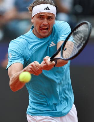 (260509) -- ROME, May 9, 2026 -- Alexander Zverev hits a return during the men s singles second round match between Alexander Zverev of Germany and Daniel Altmaier of Germany at the ATP, Tennis Herren Italian Open in Rome, Italy, May 8, 2026. ) (SP)ITALY-ROME-TENNIS-ATP-ITALIAN OPEN-MEN S SINGLES WangxKaiyan 
