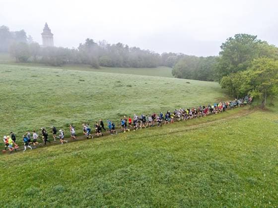 53. RENNSTEIGLAUF ** NUR FÜR REDAKTIONELLE ZWECKE ** EDITORIAL USE ONLY **<p>09 05 2026-Eisenach: 53. GutsMuths-Rennsteiglauf im Foto: Das Läuferfeld kurz nach dem Start nahe dem Burschenschaftsdenkmal bei Eisenach. ( Deutschland Thueringen Eisenach Copyright: SaschaxFromm *** 53 RENNSTEIGLAUF FOR EDITORIAL PURPOSES ONLY EDITORIAL USE ONLY p 09 05 2026 Eisenach 53 GutsMuths Rennsteiglauf in photo The field of runners shortly after the start near the Burschenschaftsdenkmal near Eisenach Germany Thueringen Eisenach Copyright SaschaxFromm Copyright: SaschaxFromm doc85rm9lk4v2x3jt6k13zd ,EDITORIAL USE ONLY
