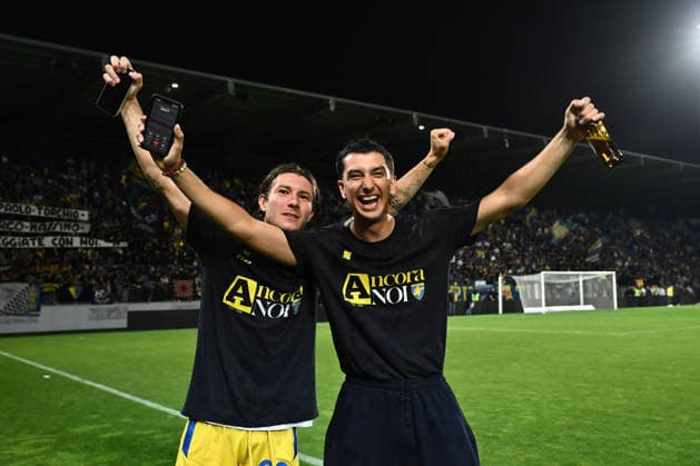 Frosinone Calcio v Mantova 1911 SSD - Serie B Antonio Fiori and Lorenzo Gori of Frosinone Calcio celebrate promotion to Serie A during the 38th day of the Serie B Championship between Frosinone Calcio and Modena 1911 at the Benito Stirpe Stadium on May 8, 2026, in Frosinone, Italy. Frosinone Italy Italy  Copyright: xDomenicoxCippitellix originalFilename:cippitelli-frosinon260508_npgtj.jpg