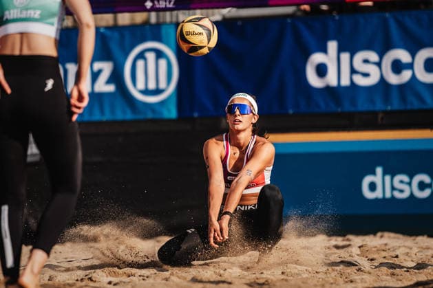 Beach volleyball women Allianz German Beach Tour 2026 Tourstop Düsseldorf 08 05 2026 Sophia Neuß takes the ball Düsseldorf Robert Lehr Ufer Nordrhein Westfalen Germany