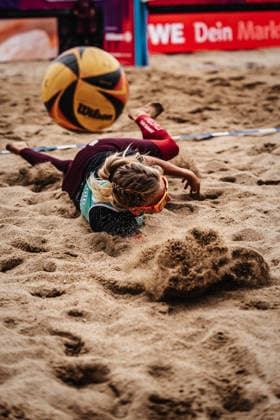 Beach volleyball women Allianz German Beach Tour 2026 Tourstop Düsseldorf 08 05 2026 Nele Barber misses the ball Düsseldorf Robert Lehr Ufer Nordrhein Westfalen Germany