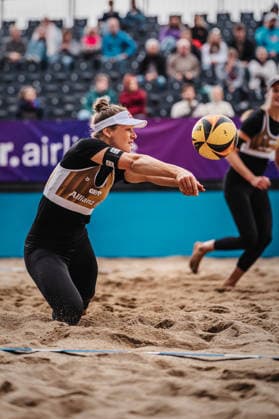 Beach volleyball women Allianz German Beach Tour 2026 Tourstop Düsseldorf 08 05 2026 Cinja Tillmann takes the ball Düsseldorf Robert Lehr Ufer Nordrhein Westfalen Germany