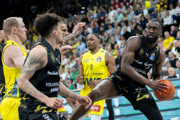Oldenburg, Lower Saxony, DEU, 08 05 2026, Oluwasimisola Shittu right, Basketball Löwen Braunschweig EWE Baskets Oldenburg vs Basketball Löwen Braunschweig Basketball 1 Basketball Bundesliga Season 2025 2026, 33 Matchday, Grosse EWE Arena EWE Baskets Oldenburg vs Basketball Löwen Braunschweig
