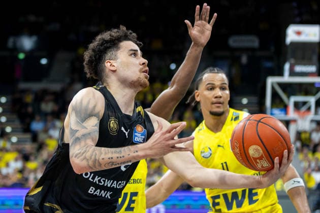 Oldenburg, Lower Saxony, DEU, 08 05 2026, Joshua Obiesie left, Basketball Lions Braunschweig and Nicholas Tischler right, EWE Baskets Oldenburg EWE Baskets Oldenburg vs Basketball Lions Braunschweig Basketball 1 Basketball Bundesliga Season 2025 2026, 33 Matchday, Grosse EWE Arena EWE Baskets Oldenburg vs Basketball Lions Braunschweig