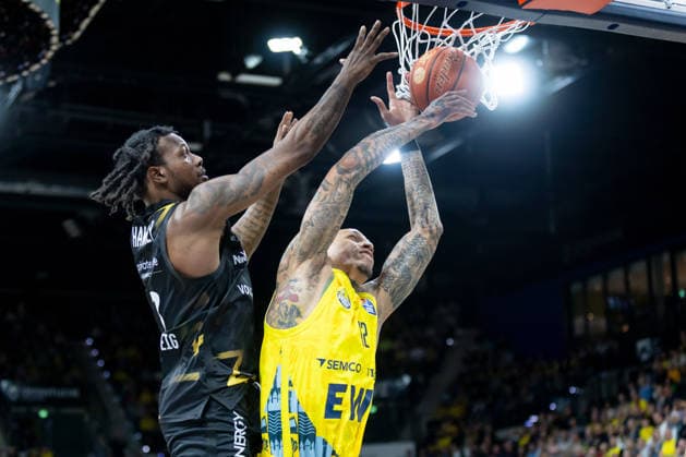 Oldenburg, Lower Saxony, DEU, 08 05 2026, Michale Kyser right, EWE Baskets Oldenburg and Josh Hawley left, Basketball Löwen Braunschweig EWE Baskets Oldenburg vs Basketball Löwen Braunschweig Basketball 1 Basketball Bundesliga Season 2025 2026, 33 Matchday, Grosse EWE Arena EWE Baskets Oldenburg vs Basketball Löwen Braunschweig