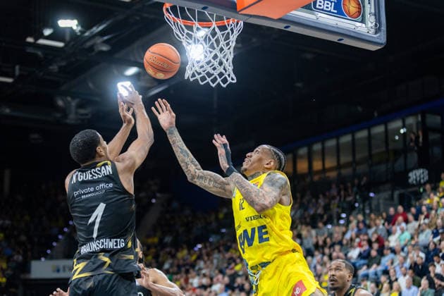 Oldenburg, Lower Saxony, DEU, 08 05 2026, David NGuessan left, Basketball Lions Braunschweig and Michale Kyser right, EWE Baskets Oldenburg EWE Baskets Oldenburg vs Basketball Lions Braunschweig Basketball 1 Basketball Bundesliga Season 2025 2026, 33 Matchday, Grosse EWE Arena EWE Baskets Oldenburg vs Basketball Lions Braunschweig