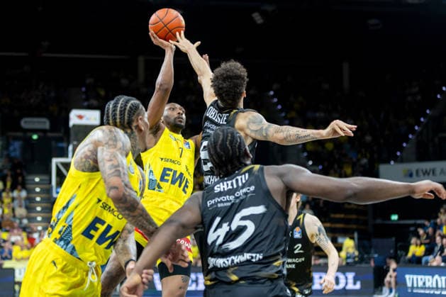 Oldenburg, Lower Saxony, DEU, 08 05 2026, Dakarai Tucker EWE Baskets Oldenburg and Joshua Obiesie right, Basketball Löwen Braunschweig EWE Baskets Oldenburg vs Basketball Löwen Braunschweig Basketball 1 Basketball Bundesliga Season 2025 2026, 33 Matchday, Grosse EWE Arena EWE Baskets Oldenburg vs Basketball Löwen Braunschweig
