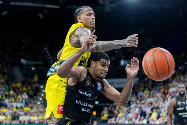 Oldenburg, Niedersachsen, DEU, 08.05.2026, Christopher Clemons (links, EWE Baskets Oldenburg) und David NGuessan (rechts, Basketball Löwen Braunschweig). EWE Baskets Oldenburg vs. Basketball Löwen Braunschweig. Basketball. 1. Basketball-Bundesliga Saison 2025 2026, 33. Spieltag, Grosse EWE Arena. EWE Baskets Oldenburg vs. Basketball Löwen Braunschweig *** Oldenburg, Lower Saxony, DEU, 08 05 2026, Christopher Clemons left, EWE Baskets Oldenburg and David NGuessan right, Basketball Löwen Braunschweig EWE Baskets Oldenburg vs Basketball Löwen Braunschweig Basketball 1 Basketball Bundesliga Season 2025 2026, 33 Matchday, Grosse EWE Arena EWE Baskets Oldenburg vs Basketball Löwen Braunschweig