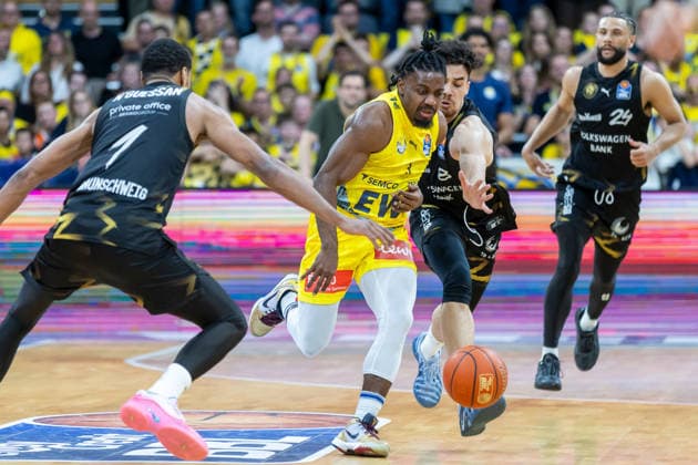 Oldenburg, Lower Saxony, DEU, 08 05 2026, Christopher Clemons center, EWE Baskets Oldenburg , David NGuessan left, Basketball Lions Braunschweig and Joshua Obiesie right, Basketball Lions Braunschweig EWE Baskets Oldenburg vs Basketball Lions Braunschweig Basketball 1 Basketball Bundesliga Season 2025 2026, 33 Matchday, Grosse EWE Arena EWE Baskets Oldenburg vs Basketball Lions Braunschweig