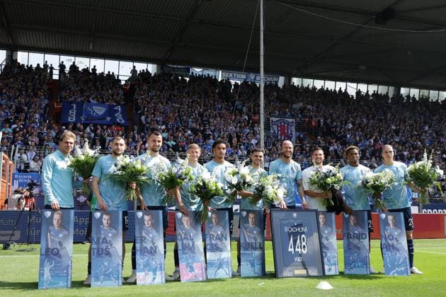 Bochum, Germany, 09.05.26, Verabschiedung der VfL Bochum Spieler während des Spiels der 2. Bundesliga zwischen VfL Bochum - Hannover 96 im Vonovia Ruhrstadion in Bochum. (Photo by Joachim Bywaletz) DFB DFL REGULATIONS PROHIBIT ANY USE OF PHOTOGRAPHS AS IMAGE SEQUENCES AND OR QUASI-VIDEO. *** Bochum, Germany, 09 05 26, Farewell to the VfL Bochum players during the Bundesliga 2 match between VfL Bochum Hannover 96 at the Vonovia Ruhrstadion in Bochum Photo by Joachim Bywaletz DFB DFL REGULATIONS PROHIBIT ANY USE OF PHOTOGRAPHS AS IMAGE SEQUENCES AND OR QUASI VIDEO Copyright: JoachimxBywaletz xJB-Sportfoto