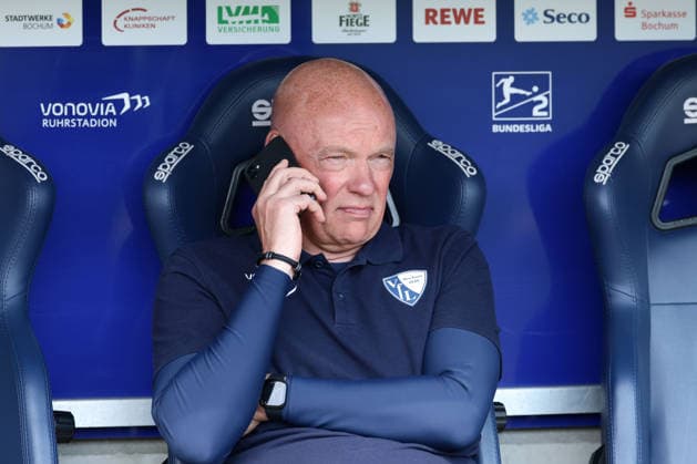 Bochum, Germany, 09 05 26, Head coach Uwe Roesler VfL Bochum during the Bundesliga 2 match between VfL Bochum Hannover 96 at the Vonovia Ruhrstadion in Bochum Photo by Joachim Bywaletz DFB DFL REGULATIONS PROHIBIT ANY USE OF PHOTOGRAPHS AS IMAGE SEQUENCES AND OR QUASI VIDEO Copyright: JoachimxBywaletz xJB-Sportfoto