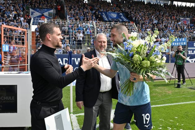 Matus Bero VfL Bochum was officially bid farewell, from left , Simon Zoller Head of Licensing VfL Bochum , Ilja Kaenzig Managing Director VfL Bochum 09 05 2026, Football 2 Bundesliga, Season 2025 2026, 33 Matchday, VfL Bochum Hannover 96 DFL regulations prohibit any use of photographs as image sequences and or quasi video Bochum Vonovia Ruhrstadion Nordrhein Westfalen Germany Team2