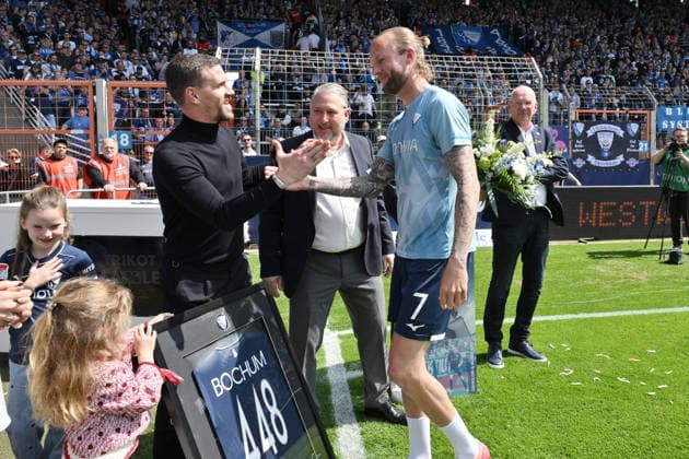 Kevin Vogt VfL Bochum was officially bid farewell, linkd Simon Zoller Leiter Lizenzbereich VfL Bochum , Ilja Kaenzig Geschäftsführer VfL Bochum , mitte 09 05 2026, Fussball 2 Bundesliga, Saison 2025 2026, 33 Spieltag, VfL Bochum Hannover 96 DFL regulations prohibit any use of photographs as image sequences and or quasi video Bochum Vonovia Ruhrstadion Nordrhein Westfalen Germany Team2