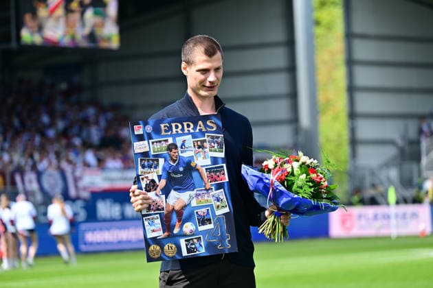 09.05.2026, Fußball, Herren, 2.BL (Bundesliga), Saison 2025 2026, Holstein Kiel - 1. FC Magdeburg, 33. Spieltag Patrick Erras wird von Holstein Kiel verabschiedet Kiel, Holstein-Stadion Holstein-Stadion Schleswig-Holstein Deutschland *** 09 05 2026, Football, Men, 2 BL Bundesliga , Season 2025 2026, Holstein Kiel 1 FC Magdeburg, 33 Matchday Patrick Erras is bid farewell by Holstein Kiel Kiel, Holstein Stadion Holstein Stadion Schleswig Holstein Germany