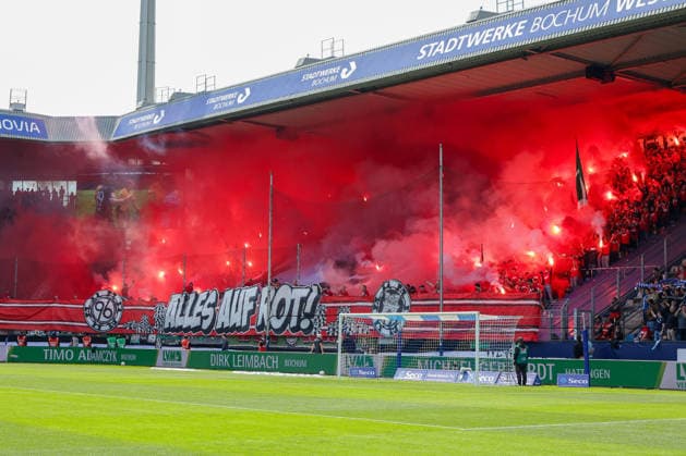 Bochum, Germany, 09 05 26, Fans from Hannover burn pyrotechnics during the Bundesliga 2 match between VfL Bochum Hannover 96 at the Vonovia Ruhrstadion in Bochum Photo by Joachim Bywaletz DFB DFL REGULATIONS PROHIBIT ANY USE OF PHOTOGRAPHS AS IMAGE SEQUENCES AND OR QUASI VIDEO Copyright: JoachimxBywaletz xJB-Sportfoto