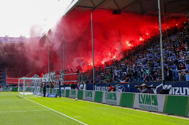 Bochum, Germany, 09 05 26, Fans from Hannover burn pyrotechnics during the Bundesliga 2 match between VfL Bochum Hannover 96 at the Vonovia Ruhrstadion in Bochum Photo by Joachim Bywaletz DFB DFL REGULATIONS PROHIBIT ANY USE OF PHOTOGRAPHS AS IMAGE SEQUENCES AND OR QUASI VIDEO Copyright: JoachimxBywaletz xJB-Sportfoto