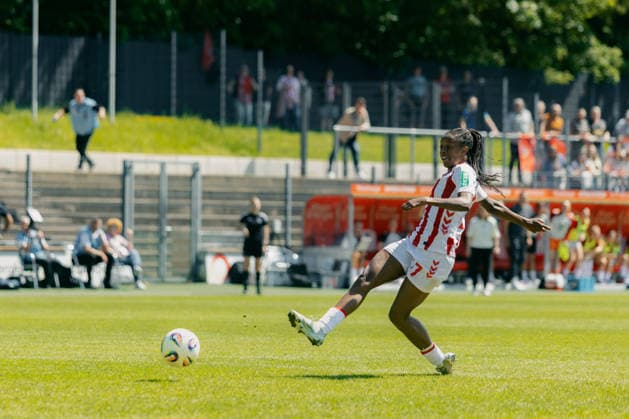 09.05.26, Women, Football, Google Pixel Frauen Bundesliga, Season 2025 2026, 1.FC Köln vs. Hamburger SV, Matchday 25 Lydia Andrade ( 17 - 1. FC Köln) shot on goal Cologne Franz-Kremer-Stadium NRW Deutschland