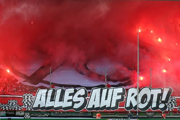 09.05.2026, xrekx, Fussball 2.Bundesliga, VfL Bochum - Hannover 96 v.l. Hannover 96 Fans ,Stimmung, Schals, Ultras, Zuschauer, Besucher, Choreo, Choreografie, atmosphere, scarves, spectators, visitors (DFL DFB REGULATIONS PROHIBIT ANY USE OF PHOTOGRAPHS as IMAGE SEQUENCES and or QUASI-VIDEO) Bochum *** 09 05 2026, xrekx, Soccer 2 Bundesliga, VfL Bochum Hannover 96 v l Hannover 96 Fans ,Atmosphere, Scarves, Ultras, Spectators, Visitors, Choreo, Choreography, atmosphere, scarves, spectators, visitors DFL DFB REGULATIONS PROHIBIT ANY USE OF PHOTOGRAPHS as IMAGE SEQUENCES and or QUASI VIDEO Bochum