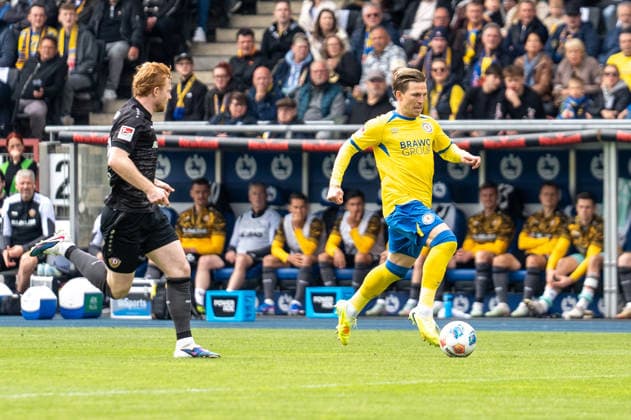 Germany Soccer, 2 Bundesliga, 33 Matchday 2025 26, Eintracht Braunschweig Dynamo Dresden on 09 05 in Braunschweig, Eintracht Stadion Lino Tempelmann Eintracht Braunschweig 20 on the ball Copyright: xSvenxHeidmannx