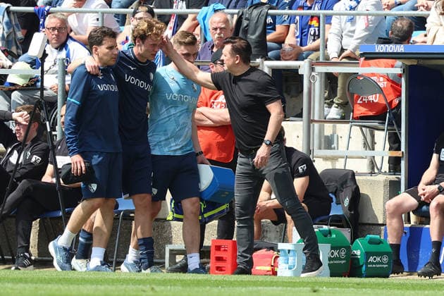 09 05 2026, xrekx, Fußball 2 Bundesliga, VfL Bochum Hannover 96 v l Mats Pannewig VfL Bochum verletzt, Verletzung, Schmerz, Schmerzen, injured, injury, pain, pains Auswechslung Christian Titz Trainer Hannover 96 DFL DFB REGULATIONS PROHIBIT ANY USE OF PHOTOGRAPHS as IMAGE SEQUENCES and or QUASI VIDEO Bochum