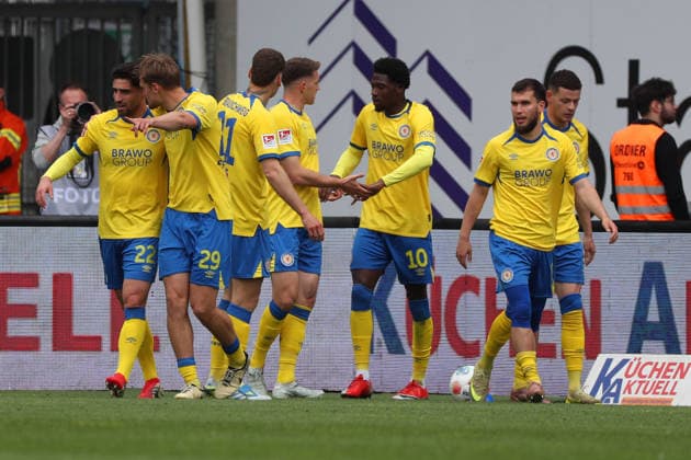 Braunschweig vs Dresden, 2 BL Braunschweig, 09 05 2026, Football, Men, 2 BL, Season 2025 2026, Eintracht Braunschweig vs FC Dynamo Dresden Florian Flick Eintracht Braunschweig cheers with teammates after his goal for 1 0 DFL DFB REGULATIONS PROHIBIT ANY USE OF PHOTOGRAPHS as IMAGE SEQUENCES and or QUASI VIDEO Stadion an der Hamburger Straße Niedersachsen Germany