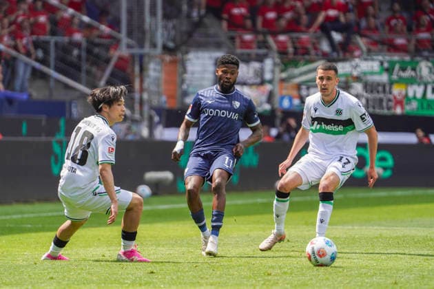 Germany Soccer 2 Bundesliga 2025 2026, Matchday 33 VfL Bochum vs Hannover 96 Vonovia Ruhrstadion Bochum Moritz Kwarteng VfL Bochum, 11 Daisuke Yokota Hannover 96, 18 Bastian Allgeier Hannover 96, 17 Bochum Copyright: xAymanxAlahmedx
