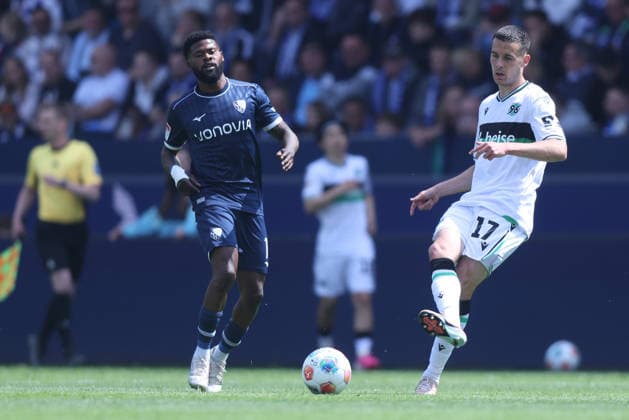 Soccer 2 Bundesliga 33 Matchday VfL Bochum Hannover 96 on 09 05 2026 at Vonovia Ruhrstadion in Bochum Moritz Broni Kwarteng Bochum , left Bastian Allgeier Hannover , right DFL regulations prohibit any use of photographs as image sequences and or quasi video xJRx