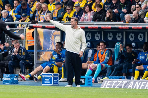 Braunschweig, Germany 09 May 2026 2 BL 2025 2026 Sp 33 Eintracht Braunschweig vs SG Dynamo Dresden In picture coach Lars Kornetka Eintracht gesticulates on the pitch DFL DFB regulations prohibit any use of photographs as image sequences and or quasi video Eintracht Stadion Niedersachsen Copyright: xFotostandx xKruczynskix