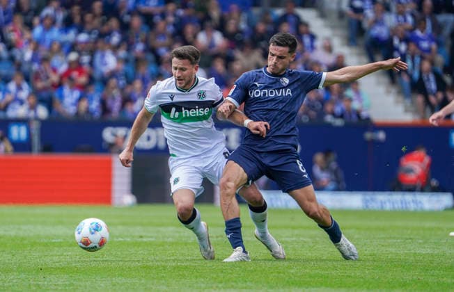 Germany Soccer 2 Bundesliga 2025 2026, Matchday 33 VfL Bochum vs Hannover 96 Vonovia Ruhrstadion Bochum in duel Enzo Leopold Hannover 96, 8 Kjell Wätjen Kjell Waetjen VfL Bochum, 8 Bochum Copyright: xAymanxAlahmedx