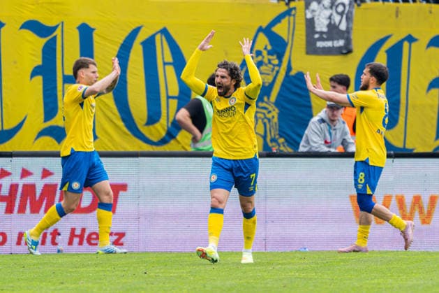 Braunschweig, Germany 09 May 2026 2 BL 2025 2026 Sp 33 Eintracht Braunschweig v SG Dynamo Dresden Pictured from left Kevin Ehlers Eintracht , Fabio Kaufmann Eintracht and Mehmet Aydin Eintracht cheer and motivate each other DFL DFB regulations prohibit any use of photographs as image sequences and or quasi video Eintracht Stadion Niedersachsen Copyright: xFotostandx xKruczynskix