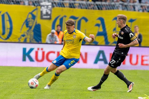 Germany Soccer, 2 Bundesliga, Matchday 33 2025 26, Eintracht Braunschweig Dynamo Dresden on 09 05 in Braunschweig, Eintracht Stadion Florian Flick Eintracht Braunschweig 6 Niklas Hauptmann Dynamo Dresden 27 Copyright: xSvenxHeidmannx