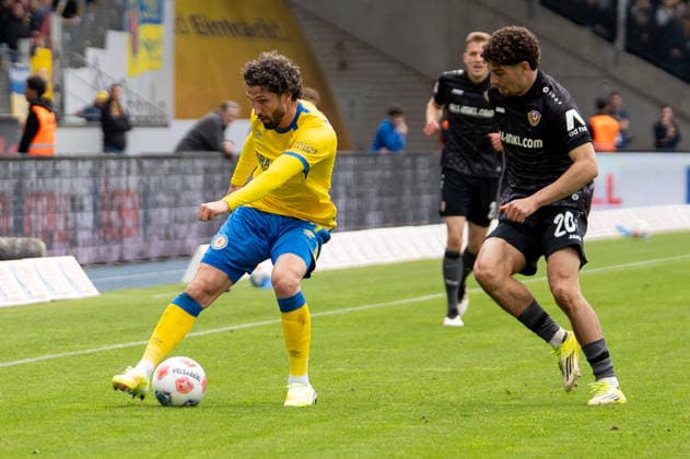 Germany Soccer, 2 Bundesliga, Matchday 33 2025 26, Eintracht Braunschweig Dynamo Dresden on 09 05 in Braunschweig, Eintracht Stadion Fabio Kaufmann Eintracht Braunschweig 7 Ben Bobzien Dynamo Dresden 20 Copyright: xSvenxHeidmannx