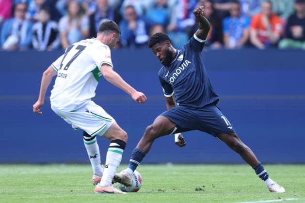 Soccer 2 Bundesliga 33 Matchday VfL Bochum Hannover 96 on 09 05 2026 at Vonovia Ruhrstadion in Bochum Bastian Allgeier Hannover , left Moritz Broni Kwarteng Bochum , right DFL regulations prohibit any use of photographs as image sequences and or quasi video xJRx