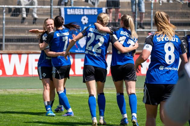 Germany Football Google Pixel Womens Bundesliga 2025 2026 1 FC Köln vs Hamburger SV 25 Matchday Franz Kremer Stadion Köln Goal and goal celebration for 1 1 by Annaleen Böhler Hamburger SV, 6 Joy, emotions, jubilation, enthusiasm, happy, celebrate Sophie Hillebrand Hamburger SV, 22 Svea Stoldt Hamburger SV, 8 Copyright: xOrhanxHabashx