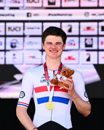 UCI Para Cycling Road World Cup: Round 3 Picture by Olly Hassell SWpix.com - 09 05 2026 - Cycling - UCI Para Cycling Road World Cup: Round 3 - Pescara, Abruzzo, Italy - Men T2 Road Race Podium - Calum O Neill (Great Britain) receives the Gold Medal Copyright: x xSWpix.comx(t axPhotographyxHubxLtd)xOllyxHassell SWpix.comx SWP-3030-14091