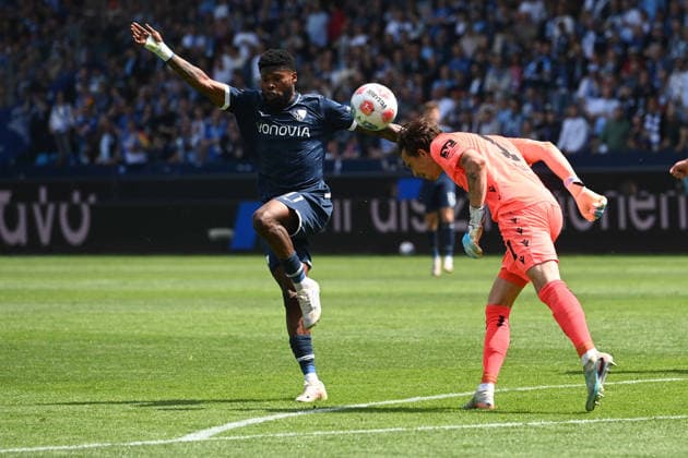 Moritz Broni KWARTENG BO vs Goalkeeper Nahuel NOLL Hannover 96 Action, Duel, Soccer 2 Bundesliga, Matchday 33, VfL Bochum BO Hannover 96 on 09 05 2026 at Vonovia Ruhrstadion Bochum Germany DFL regulations prohibit any use of photographs as image sequences and or quasi video Â
