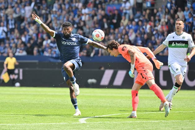 Goalkeeper Nahuel Noll Hannover 96 saves against Moritz Broni Kwarteng VfL Bochum , Moritz Broni Kwarteng 09 05 2026, Fußball 2 Bundesliga, Saison 2025 2026, 33 Spieltag, VfL Bochum Hannover 96 DFL regulations prohibit any use of photographs as image sequences and or quasi video Bochum Vonovia Ruhrstadion Nordrhein Westfalen Germany Team2