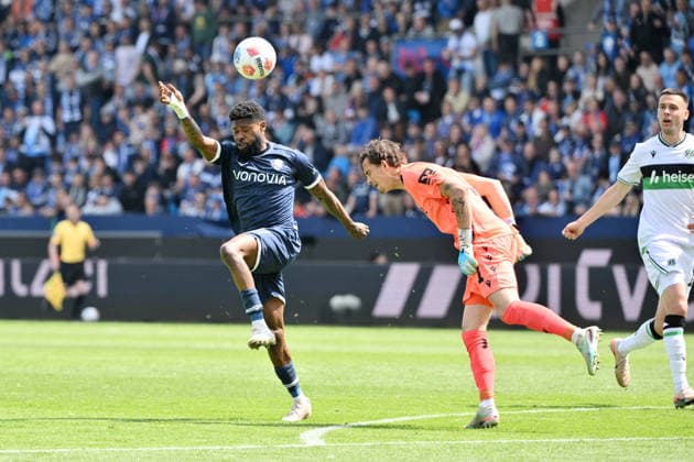 Goalkeeper Nahuel Noll Hannover 96 saves against Moritz Broni Kwarteng VfL Bochum , Moritz Broni Kwarteng 09 05 2026, Fußball 2 Bundesliga, Saison 2025 2026, 33 Spieltag, VfL Bochum Hannover 96 DFL regulations prohibit any use of photographs as image sequences and or quasi video Bochum Vonovia Ruhrstadion Nordrhein Westfalen Germany Team2