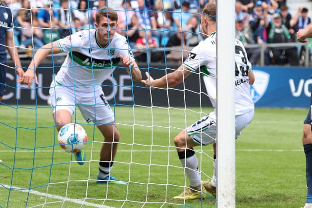 09 05 2026, xrekx, Fußball 2 Bundesliga, VfL Bochum Hannover 96 v l Torjubel nach dem Tor zum celebrating the goal celebrate 0 1 durch Maik Nawrocki Hannover 96 DFL DFB REGULATIONS PROHIBIT ANY USE OF PHOTOGRAPHS as IMAGE SEQUENCES and or QUASI VIDEO Bochum
