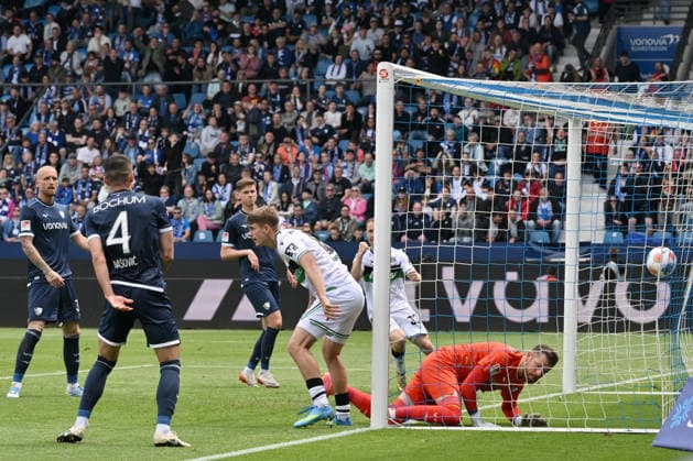 Maik Nawrocki Hannover 96 , mi , scores against goalkeeper Timo Horn VfL Bochum , re , the goal to 0 1 09 05 2026, Soccer 2 Bundesliga, Season 2025 2026, 33 Matchday, VfL Bochum Hannover 96 DFL regulations prohibit any use of photographs as image sequences and or quasi video Bochum Vonovia Ruhrstadion Nordrhein Westfalen Germany Team2