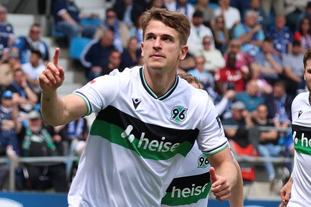 09 05 2026, xrekx, Fußball 2 Bundesliga, VfL Bochum Hannover 96 v l Torjubel nach dem Tor zum celebrating the goal celebrate 0 1 durch Maik Nawrocki Hannover 96 DFL DFB REGULATIONS PROHIBIT ANY USE OF PHOTOGRAPHS as IMAGE SEQUENCES and or QUASI VIDEO Bochum