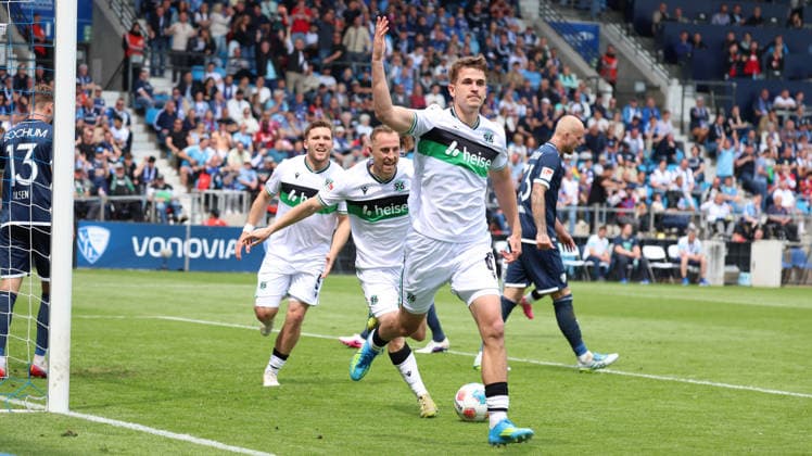 09 05 2026, xrekx, Fußball 2 Bundesliga, VfL Bochum Hannover 96 v l Torjubel nach dem Tor zum celebrating the goal celebrate 0 1 durch Maik Nawrocki Hannover 96 DFL DFB REGULATIONS PROHIBIT ANY USE OF PHOTOGRAPHS as IMAGE SEQUENCES and or QUASI VIDEO Bochum