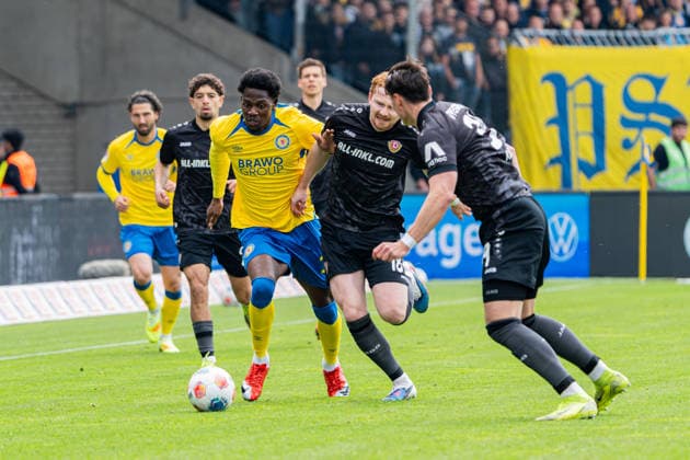 Braunschweig, Germany 09 May 2026 2 BL 2025 2026 Sp 33 Eintracht Braunschweig vs SG Dynamo Dresden In the picture from left in duel Faride Alidou Eintracht , Robert Wagner Dresden and Thomas Keller Dresden DFL DFB regulations prohibit any use of photographs as image sequences and or quasi video Eintracht Stadion Niedersachsen Copyright: xFotostandx xKruczynskix