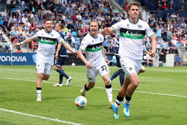 09 05 2026, xrekx, Fußball 2 Bundesliga, VfL Bochum Hannover 96 v l Torjubel nach dem Tor zum celebrating the goal celebrate 0 1 durch Maik Nawrocki Hannover 96 DFL DFB REGULATIONS PROHIBIT ANY USE OF PHOTOGRAPHS as IMAGE SEQUENCES and or QUASI VIDEO Bochum